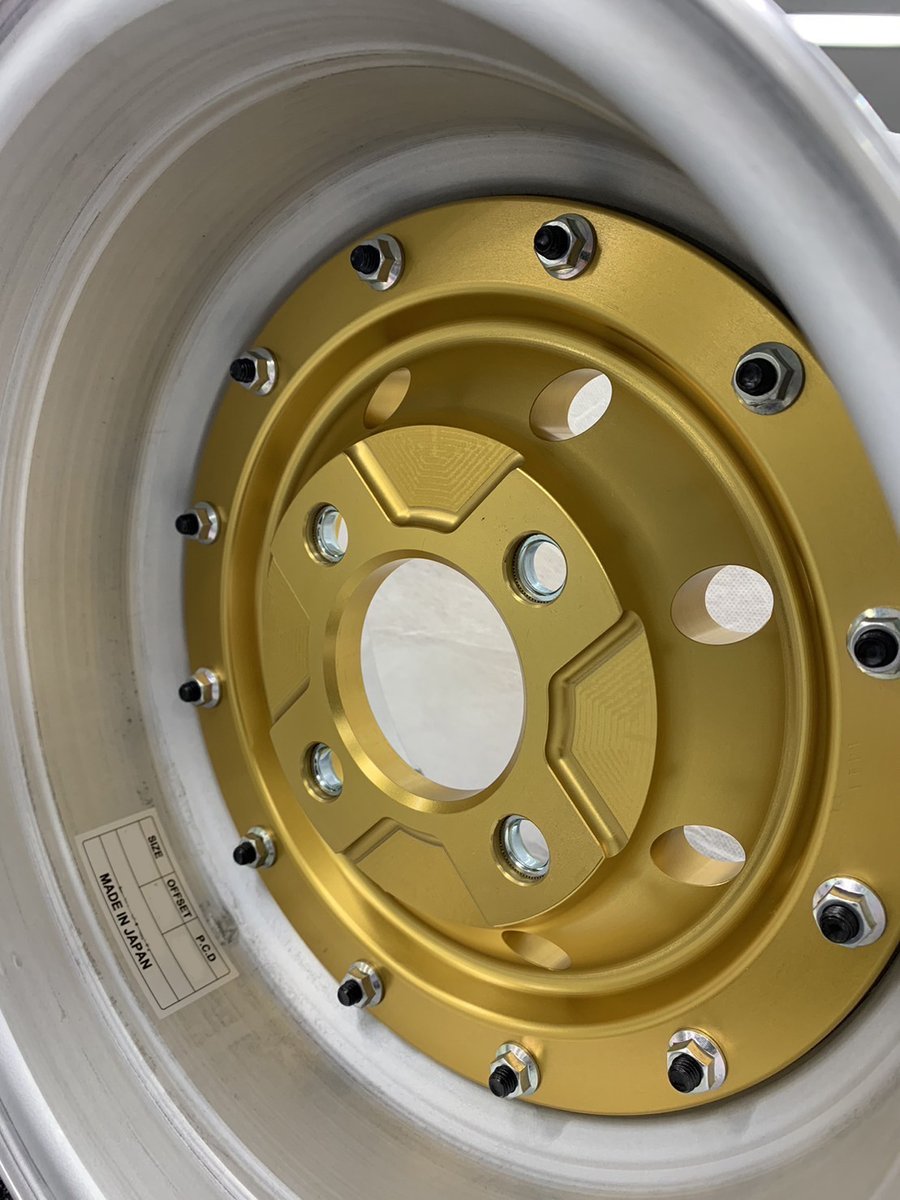Weds_Co_Ltd's tweet photo. 【この質感を――】

クローズアップでぜひご覧ください。

これは「RACINGFORG：レーシングフォージ」を現代の技術で蘇らせたサンプルホイール。表面の質感、リムの深さ、そして当時を思わせる雰囲気。wedsが魂を込めた作った1本です。#weds #wedssport #ホイール #車 #国産スポーツカー https://t.co/FW3KuKFe22