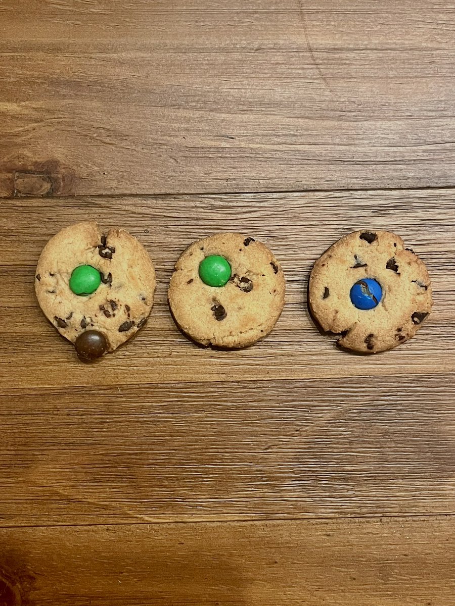 Minnie_Mars's tweet photo. Ernie Keebler must still have a staff shortage because these cookies aren’t cutting it @KeeblerUS 

#givemethree https://t.co/dNeuOw1rGk