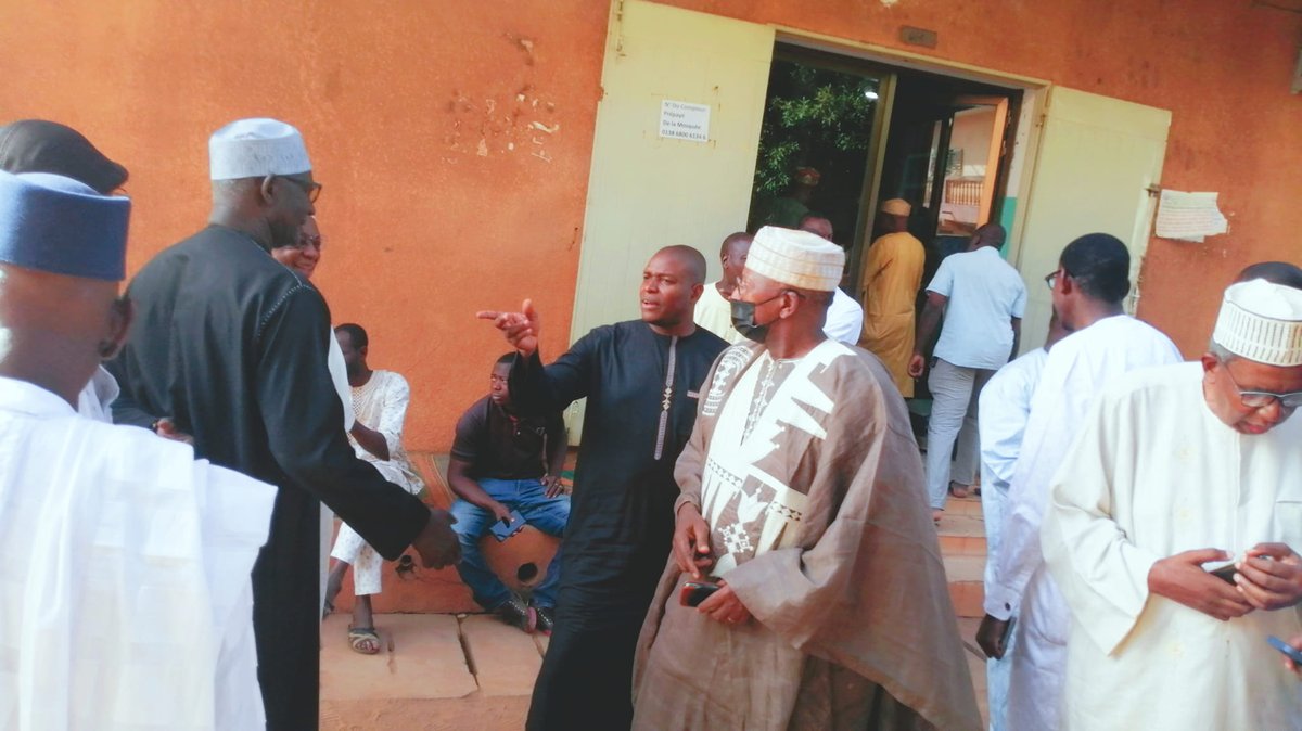 ModiboPresident's tweet photo. Célébration du mariage religieux de Mamadou Sidibé, fils aîné de #ModiboSidibé, le 17 avril 2023 à la mosquée ABK II de #Hamdallaye. A l'occasion, un #Iftar collectif a été organisé dans la famille de Feu Capitaine Sidibé au Badialan https://t.co/zC0OU92Bu7 https://t.co/v8L3t0Oglq