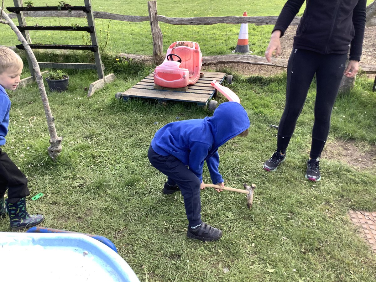 llanrhidianp's tweet photo. #LlanPengwin have been learning about our ancestors today with  help from Helen from Gower Unearthed. #LlanHum #LlanComm https://t.co/LxOb5NEJAw