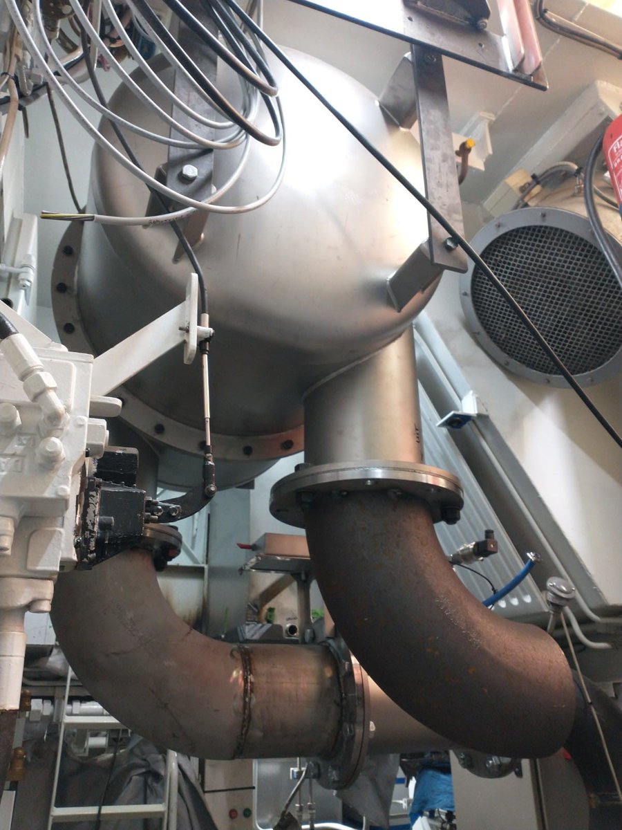 LuytGroep's tweet photo. We maken vaart in #DenOever om de vloot versneld te vergroenen. #Katalysator in #uitlaatsysteem van #hoofdmotor C12 en #AdBlue tank zijn door onze vakmensen inmiddels geïnstalleerd in de #machinekamer van de TX-42 'Res Nova' om te voldoen aan strenge eisen voor #stikstofuitstoot. https://t.co/4dkWUZr4jq