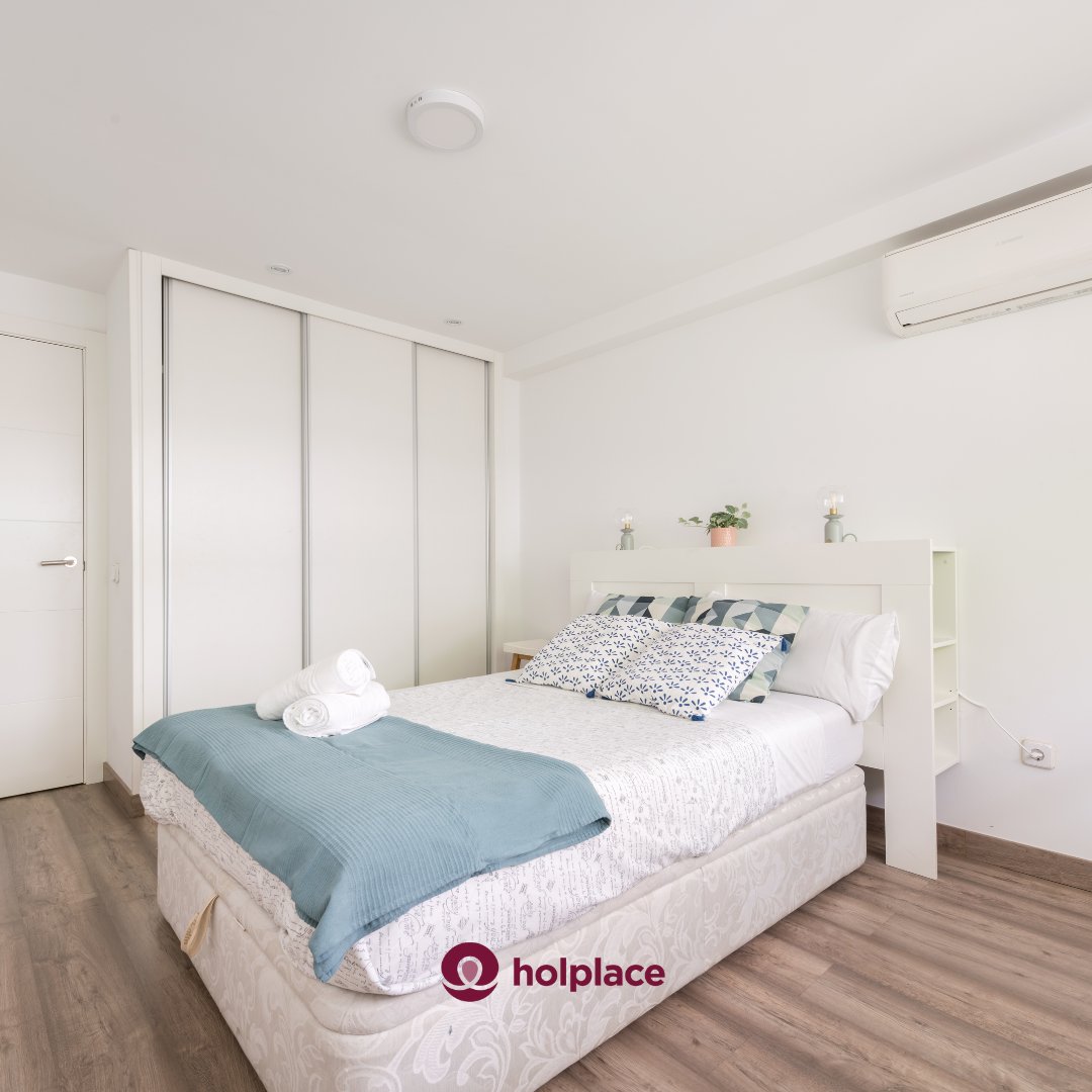 Holplace_'s tweet photo. ¿Buscas una habitación cómoda y luminosa para tu próxima estancia en Madrid? ✨En holplace tenemos justo lo que necesitas✨ 

🔗Consulta todos los partamentos disponibles en nuestra web. Link in bio  

#alquiler #alojamientos #turisticos #madrid #apartamentos #centro #holplace https://t.co/cqphvMfC6E