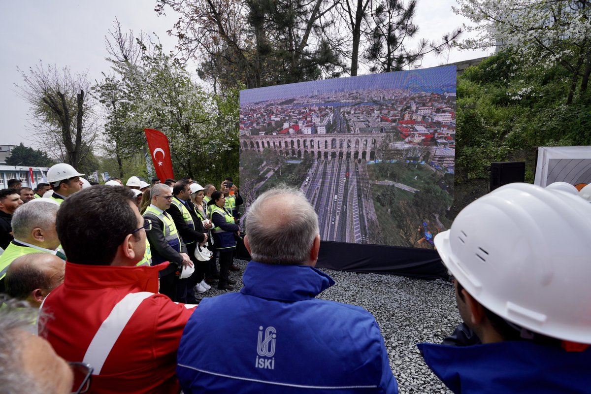 Dev kazıcılarla İstanbul’a içme suyu tünelleri açıyoruz. 

İstanbul’a verilen günlük suyun yarısı bu tünellerden geçecek. Bugün Kağıthane Sefaköy İçmesuyu Tüneli’nin Eyüpsultan kolundaki TBM çıkışını gerçekleştirdik.