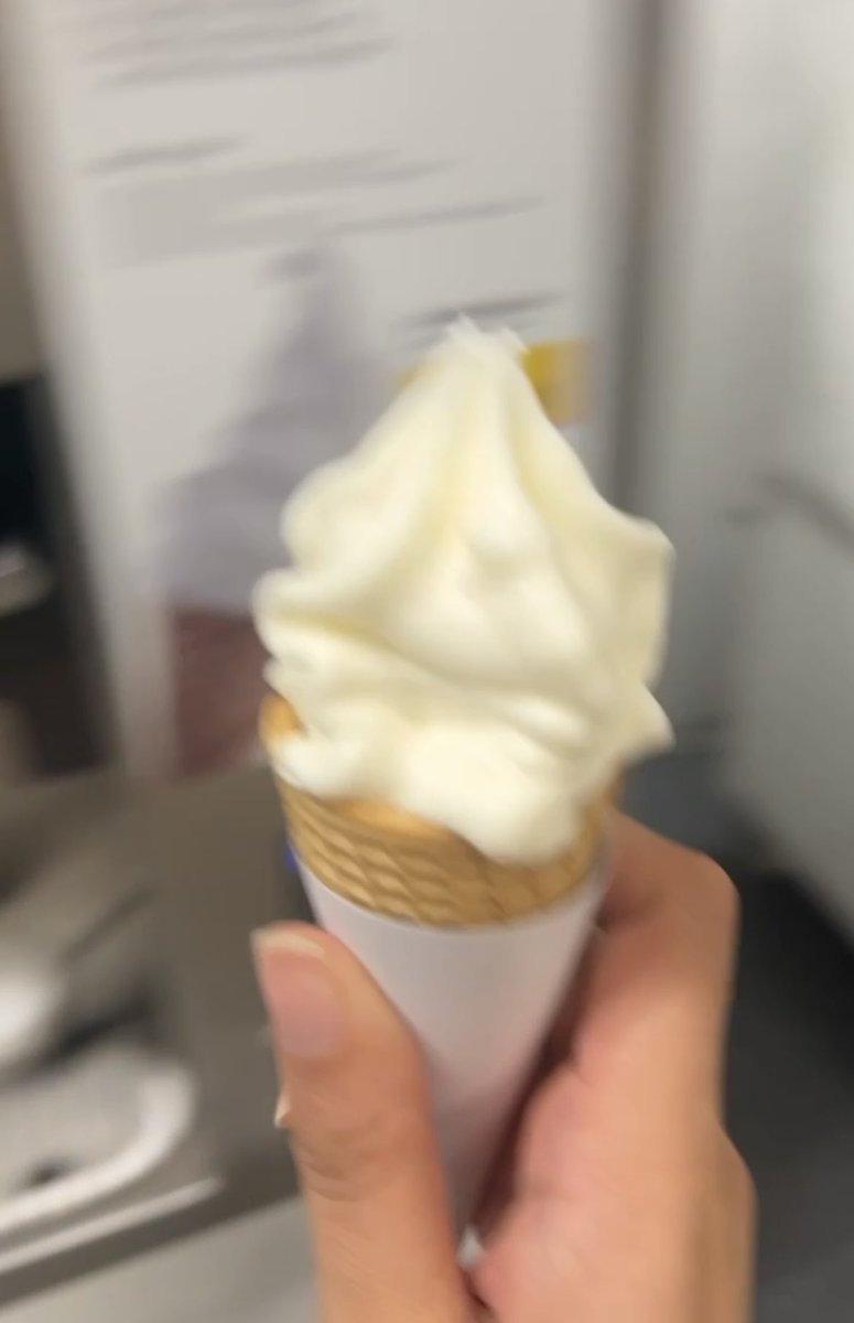 panlyyy's tweet photo. 🦖🍦 https://t.co/5V1WqJPFlH