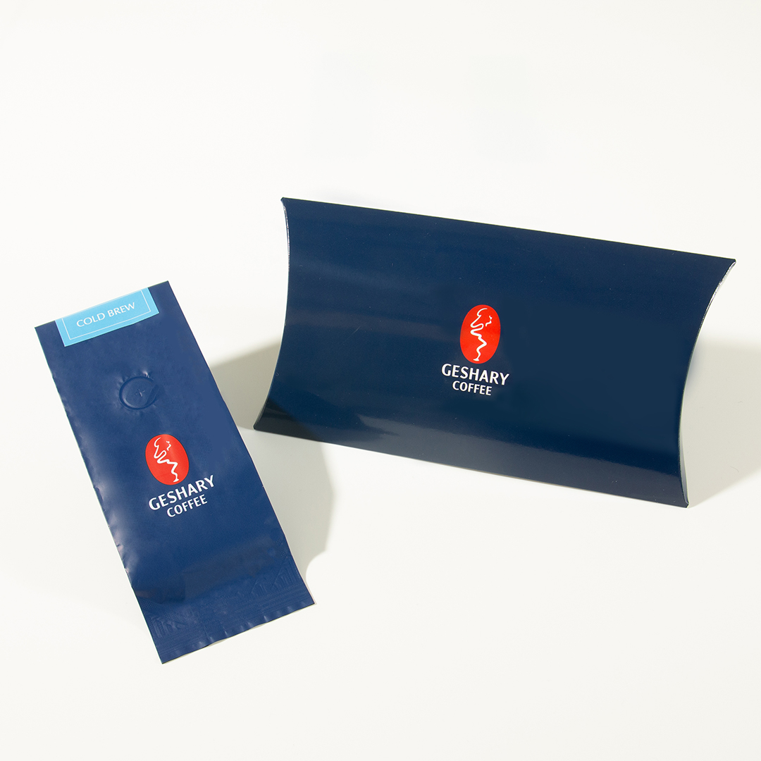 4/20(木)より、日比谷店限定で販売していたコールドブリューバッグを、オンラインショップでも販売開始いたします。ゲイシャの持つ繊細で華やかなフレーバーが感じられる水出しのアイスコーヒーです。
大切な方へのギフトにもいかがでしょうか。
オンラインショップ：gesharycoffee.com/lineup/