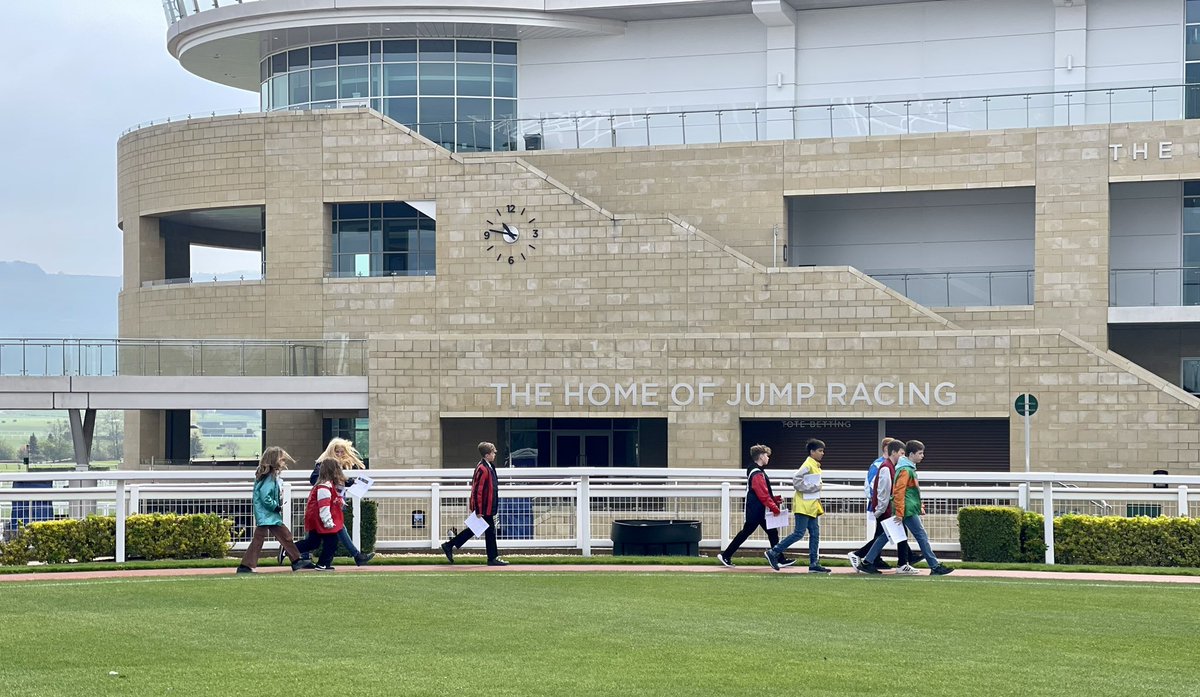 No prizes for guessing where the group from @bournsideschool are today.@CheltenhamRaces looking magnificent in the spring sunshine. Perfect day for outdoor learning and watching some fantastic racing, of course!