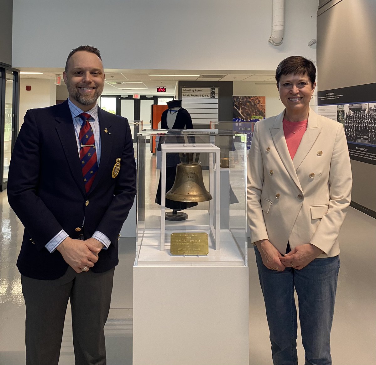 s_e_livingston's tweet photo. Pleased to show @PamDamoff HMCS #Oakvilleโs exhibit at QEPark. #OakvillesFlower @RoyalCanNavy #history #Canada #WWII #Flowerclasscorvette https://t.co/HAVTcmWHjq