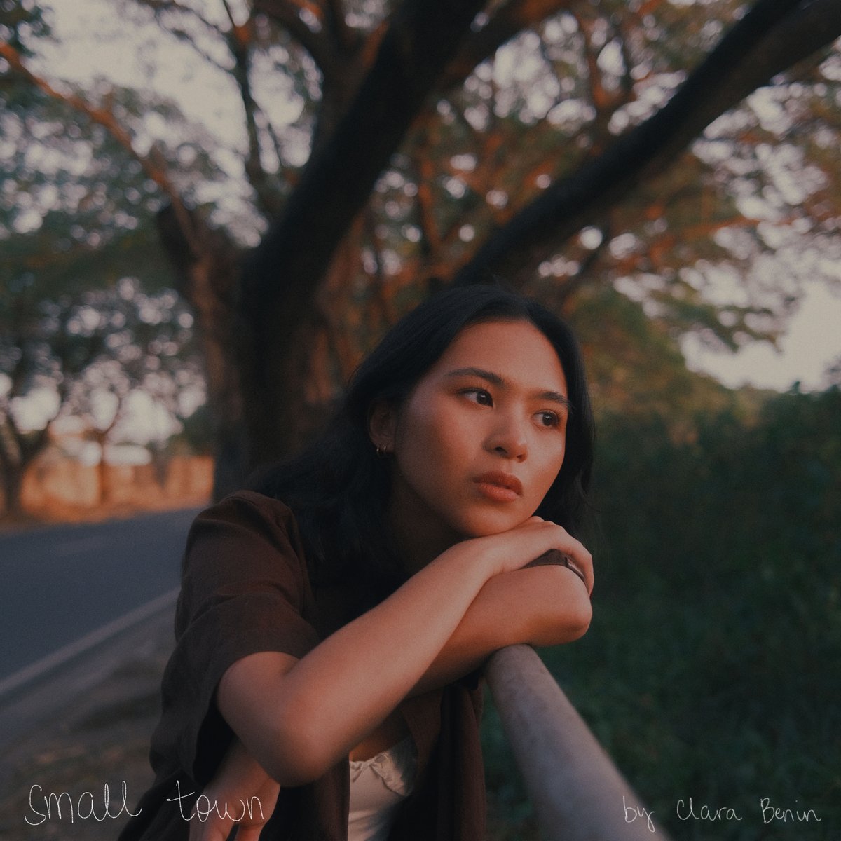 offmute's tweet photo. Bringing you new @clarabeninmusic goodness this Friday! 🏡

Pre-save 'small town' here 👇👇👇
https://t.co/rm9d3wiYk9 https://t.co/8unNe0Q4Ue