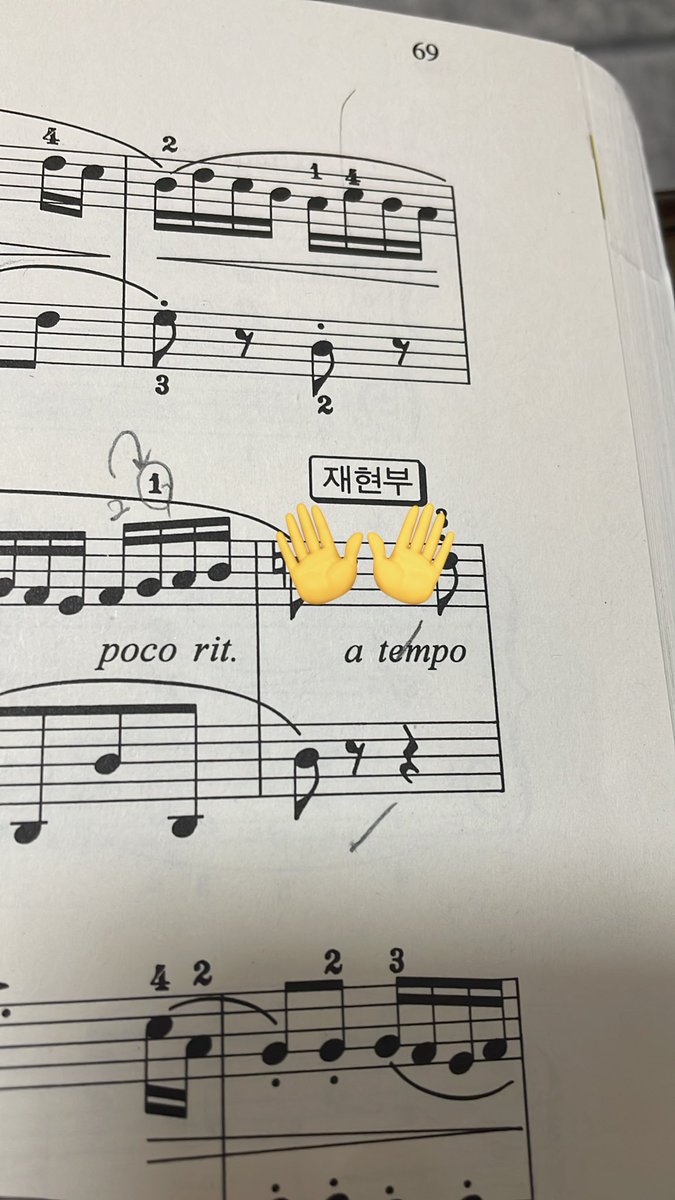Go_znuk's tweet photo. 피아노 치다가 별안간 가슴아파하는 사람 됨 ㅠㅠㅠㅠ 너란 이름이 온통 가득하다… https://t.co/81UFmYHoMc