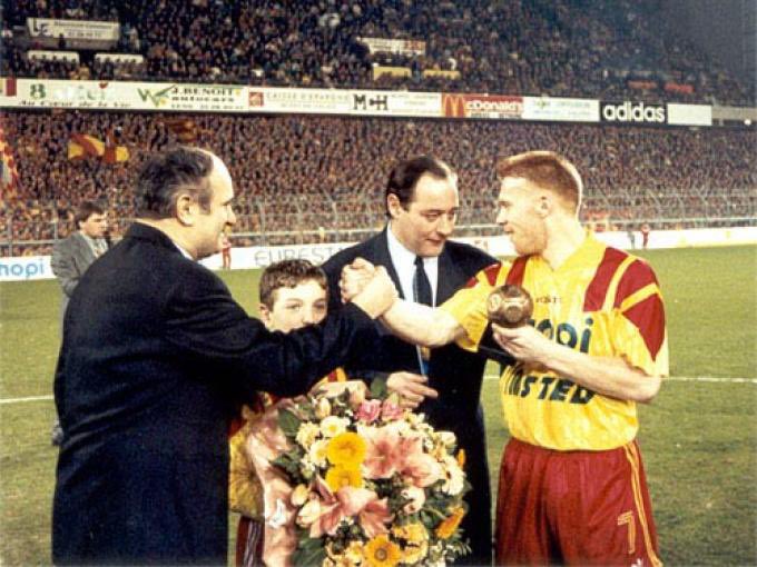 RobbieSlater17's tweet photo. Two legends a La Civette in Lens 😂🤪The man who signed me! Gervais Martel! Great to catch up @RCLens https://t.co/X7c716kZ5O