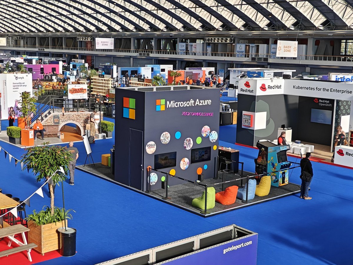 cskimming's tweet photo. Isn't she a thing of beauty 😍? Come hang out with team @Azure at #KubeConEU! https://t.co/UbGau5fVwR
