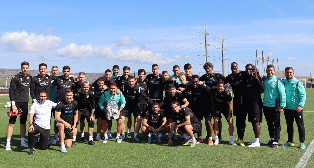 CDCastellon's tweet photo. El @cdcastellon obsequia a @Carlosgn111 con una cesta de productos albinegros por el nacimiento de su primer hijo

‼️Enhorabuena, Carlos y Carla‼️

‼️Un albinegro más‼️

#PPO100👂 https://t.co/utqyateTro