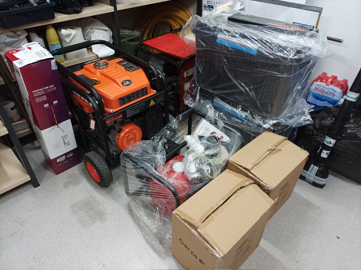 prote_pozuelo's tweet photo. Aquí os dejamos unas fotos del nuevo #utillaje que nos acaba de llegar (#generador, bomba de achique, tripode con focos...). Con él podremos mejorar nuestras futuras actuaciones. Lo podréis ver el próximo 21 de mayo en nuestra carpa dentro de la celebración del #Diadelniño . https://t.co/faekxIH3Vd