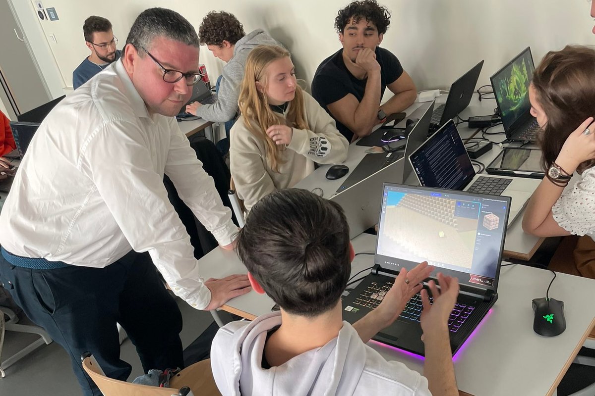 IIMparis's tweet photo. La GG Méta Week, c'est cette semaine 💻🌌

La promo 2026 en Creéation &amp; Design et Coding &amp; Digital Innovation vont créer un élément interactif ensemble pour le métaverse 🙌🧡

L'event est réalisé en partenariat avec @TheSandboxGame , @AdobeFrance , @newenstudios et @talan_fr https://t.co/YpaJHWoJIu