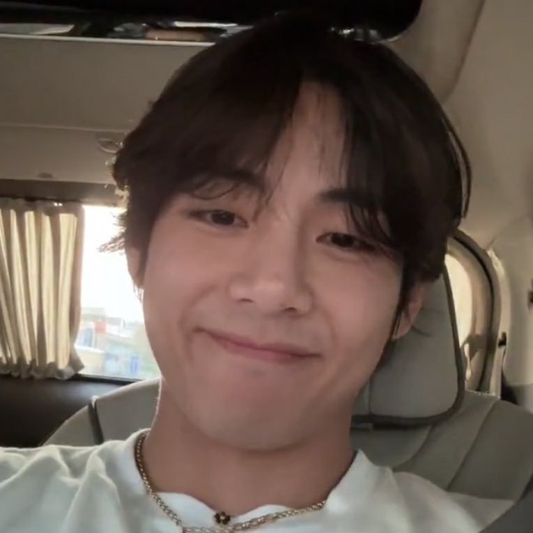 taehyungum 💗🫰 armyleri komik değilsiniz diye zorbalayan taehyung 🥹🤏 10 yıl önce cıkıs yaptık ama sakalarınız hic gelismedi diyen taehyung 💕🫡 eğer komik seyler yazarsanız yorumunuzu okurum diyen taehyung 💓✨️ rahatsız olduğu her seyi söyleyen taehyung ben senden razıyım🫰