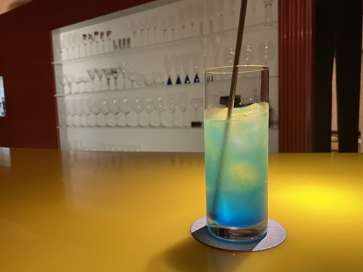 matsuoespresso's tweet photo. 倉俣史朗さんの手がけた、現存する数少ない空間。静岡のBar COMBLE。ご事情で永らくお休みされていたのですが、本日より再開されたとのことで伺いました。
静岡に移住してから9年待ったよ！うれしいいい https://t.co/bbDX7HXb0W