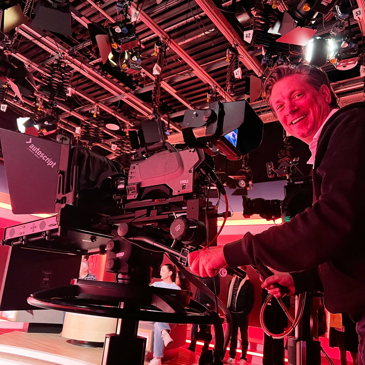 stixmichael's tweet photo. Heute darf ich das “Kamerakind” einmal sein! 📽️Job-Rotation - bei uns ist alles möglich 😎🙏👍

#jobrotation #puls4 #atv #prosiebensat1 https://t.co/2kg5ro02iq