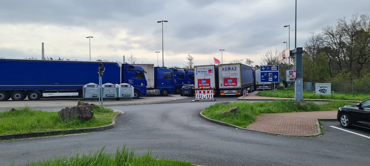 BarthelGeorg's tweet image. Ich war gestern in Gräfenhausen, um Interviews zu führen. Der Streik kommt nicht aus dem Nichts. Die LKW Fahrer sind gut vernetzt und haben zum Teil viel Erfahrung mit Arbeitskämpfen und Gewerkschaften. Volle Solidarität✊!