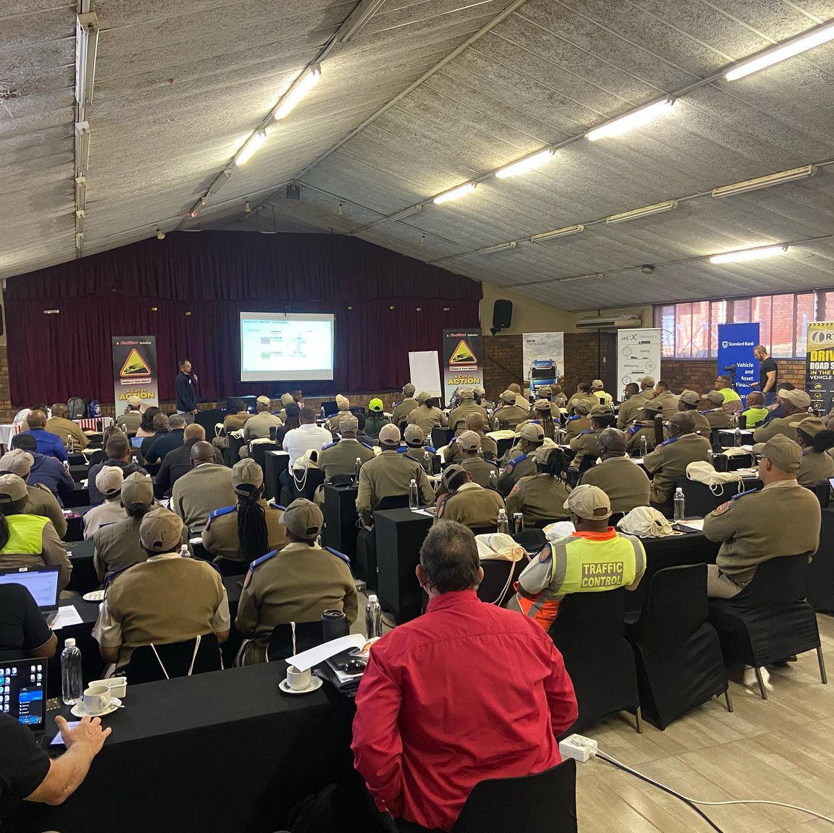 _ArriveAlive's tweet photo. Traffic Officials in the North West is currently training , specifically focused on heavy commercial vehicles https://t.co/zBMlIEyeZm
#ArriveAlive #Training #TrafficOfficials @Dotransport @FleetWatchCC https://t.co/W0vTGqMxIz