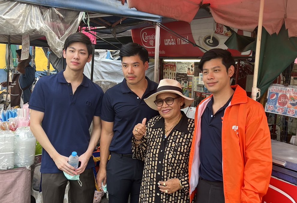 eric_sayompoo's tweet photo. วันนี้เบส น้องคนสุดท้องมาช่วยพี่แบงค์ พี่บอสหาเสียง 🧡🧡🧡

#แบงค์10 #เบสมีนชัยนัทน์ #บอสมีนชัยนันท์ https://t.co/B0OPNV3ma9