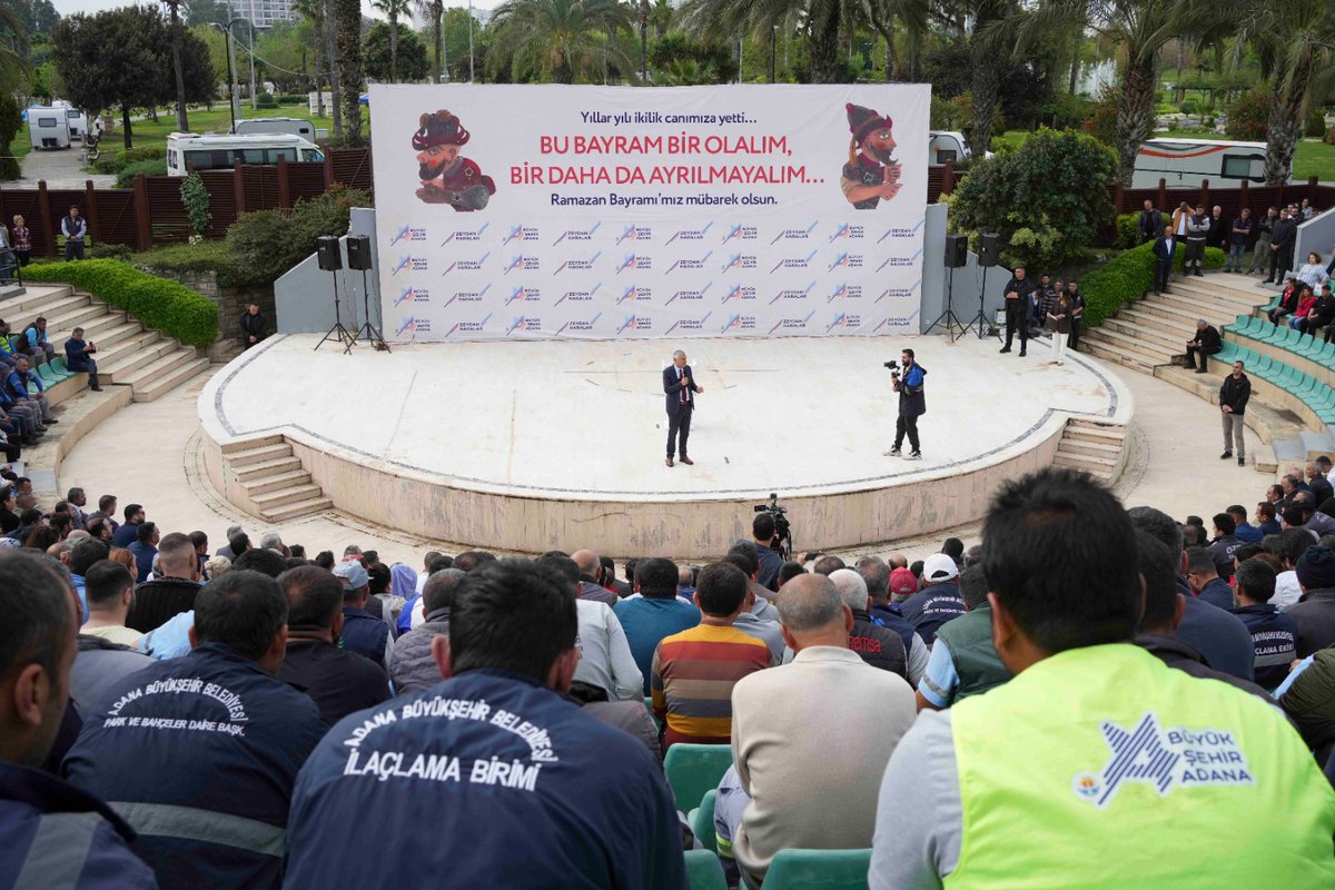 Belediye personelimiz ile bayramlaşma programında bir araya geldik. Bayram seyran demeden Adana'mız için emek harcayan tüm mesai arkadaşlarıma aileleri ile birlikte mutlu bir bayram geçirmelerini diliyorum.

Gelenek haline getirdiğimiz bayram ikramiyelerini de bayram öncesi işçi