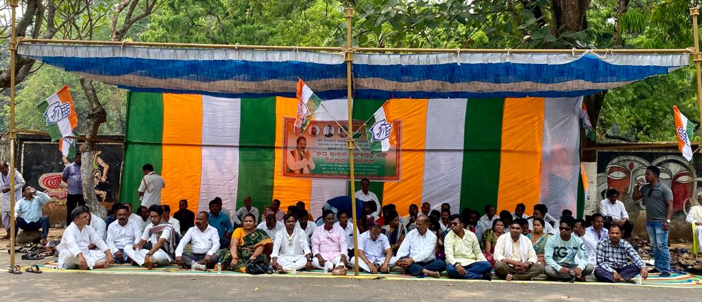 RGPRSOdisha's tweet photo. the 20,000 crore Adani mega scam &amp; on the remarks of former Governor Satyapal Malik regarding the Pulwama Attack &amp; BJP Govts failure to protect our soldiers. @INCOdisha former MP, MLAs, elected Panchayati Raj members, senior leaders &amp; workers along with 2/3 #JaiBharatSatyagraha https://t.co/M8hBd32upS