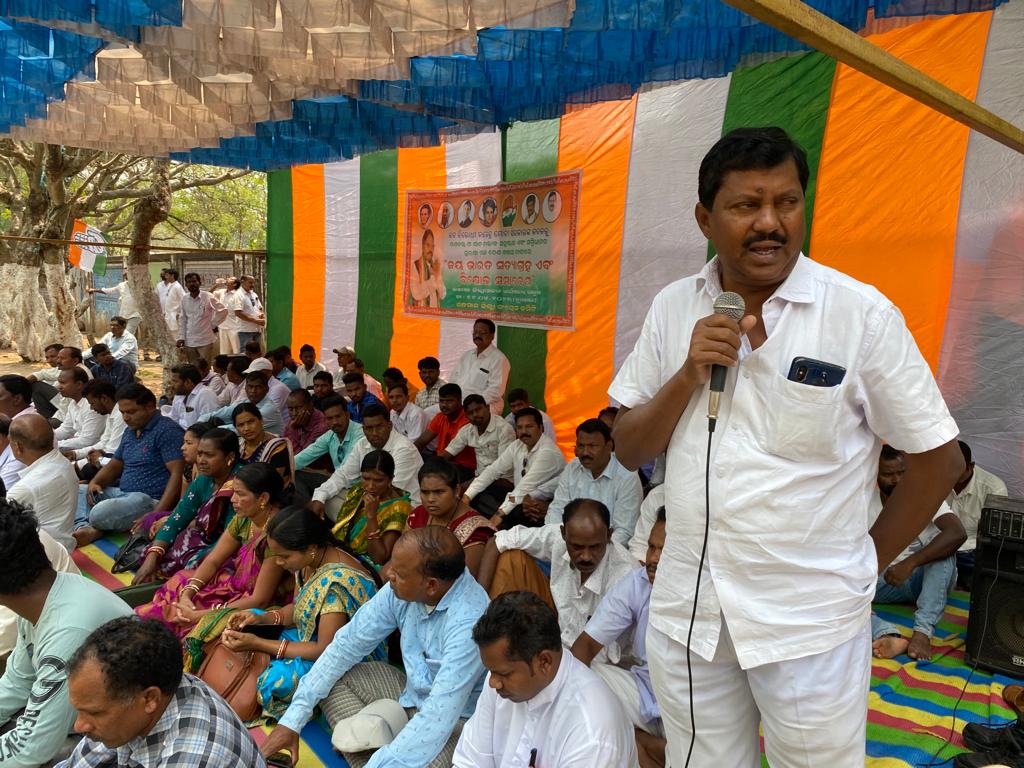 RGPRSOdisha's tweet photo. the 20,000 crore Adani mega scam &amp; on the remarks of former Governor Satyapal Malik regarding the Pulwama Attack &amp; BJP Govts failure to protect our soldiers. @INCOdisha former MP, MLAs, elected Panchayati Raj members, senior leaders &amp; workers along with 2/3 #JaiBharatSatyagraha https://t.co/M8hBd32upS