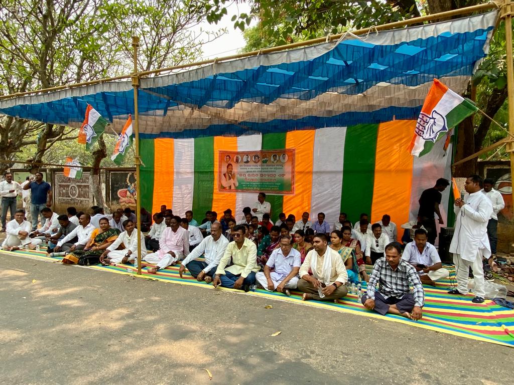 RGPRSOdisha's tweet photo. the 20,000 crore Adani mega scam &amp; on the remarks of former Governor Satyapal Malik regarding the Pulwama Attack &amp; BJP Govts failure to protect our soldiers. @INCOdisha former MP, MLAs, elected Panchayati Raj members, senior leaders &amp; workers along with 2/3 #JaiBharatSatyagraha https://t.co/M8hBd32upS