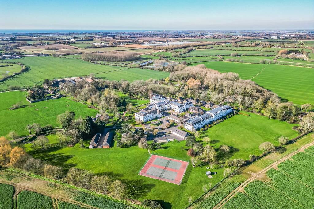 TodAnsteeProp's tweet image. We have listed an attractive and very well presented 3/4 bedroom townhouse, located within the prestigious Tortington Manor Estate, set in 16 acres of parkland, manicured gardens and tennis courts just outside #Arundel.
todanstee.com/cgi-bin/proper… #property #newlisting #todanstee