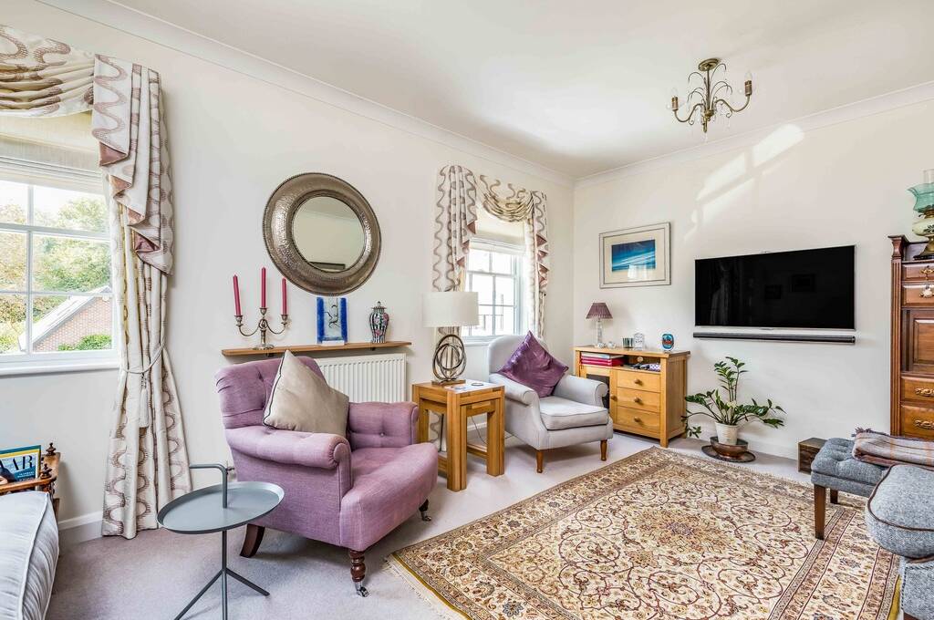 TodAnsteeProp's tweet image. We have listed an attractive and very well presented 3/4 bedroom townhouse, located within the prestigious Tortington Manor Estate, set in 16 acres of parkland, manicured gardens and tennis courts just outside #Arundel.
todanstee.com/cgi-bin/proper… #property #newlisting #todanstee