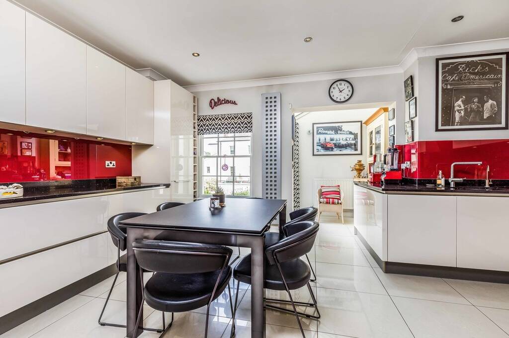 TodAnsteeProp's tweet image. We have listed an attractive and very well presented 3/4 bedroom townhouse, located within the prestigious Tortington Manor Estate, set in 16 acres of parkland, manicured gardens and tennis courts just outside #Arundel.
todanstee.com/cgi-bin/proper… #property #newlisting #todanstee