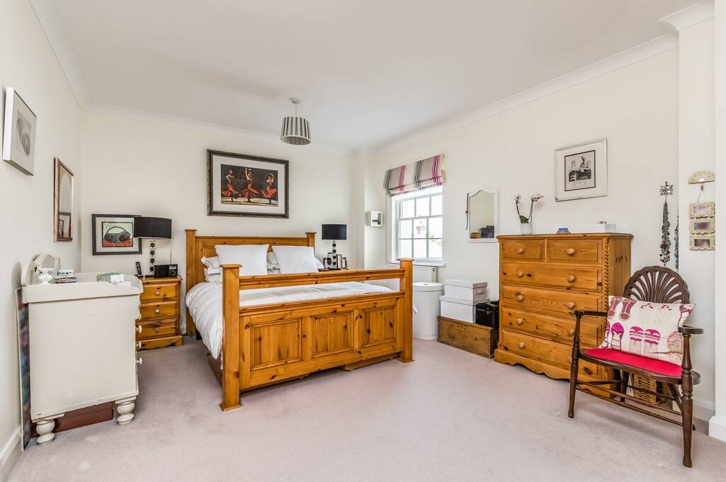 TodAnsteeProp's tweet image. We have listed an attractive and very well presented 3/4 bedroom townhouse, located within the prestigious Tortington Manor Estate, set in 16 acres of parkland, manicured gardens and tennis courts just outside #Arundel.
todanstee.com/cgi-bin/proper… #property #newlisting #todanstee