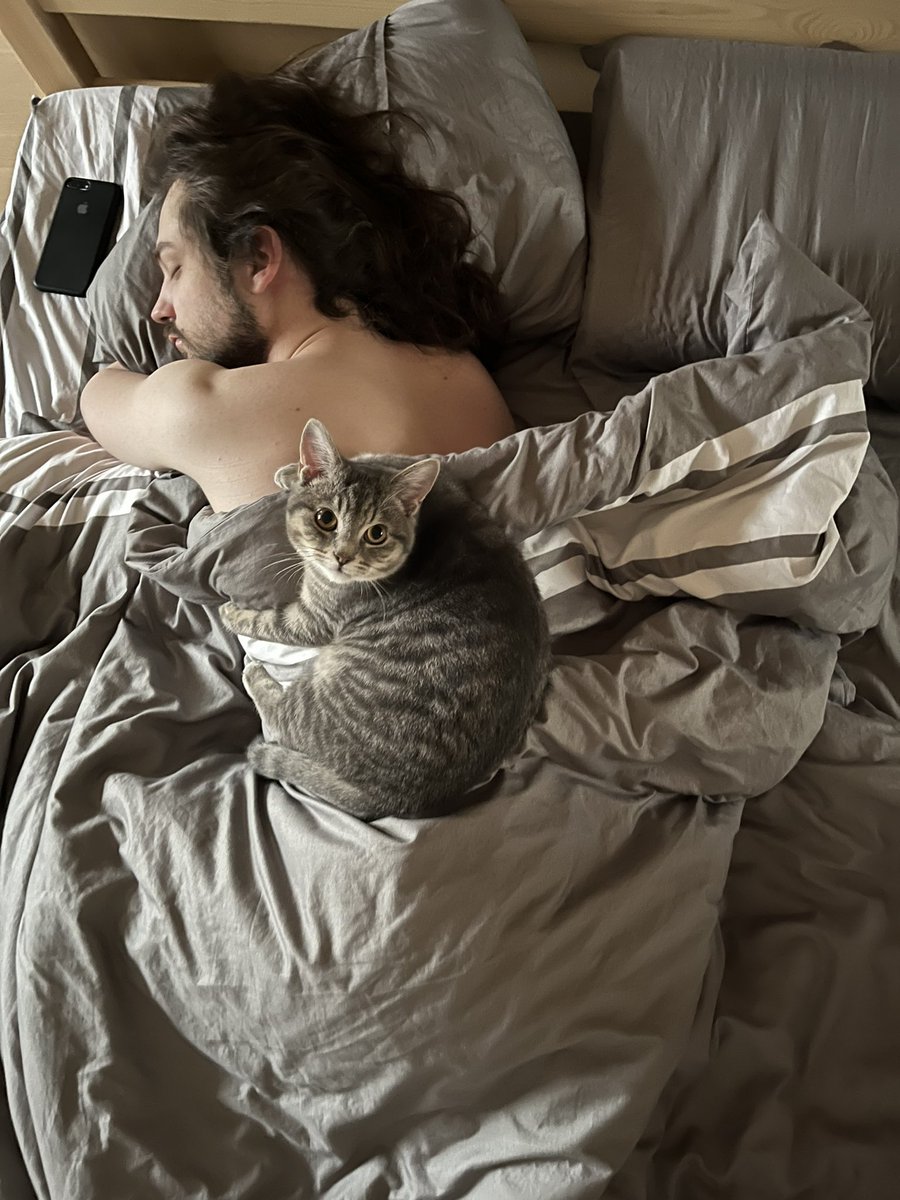 Ще в одного кота день народження 🖤