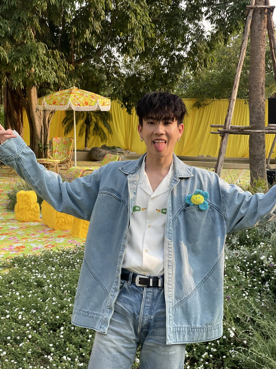 mintmag_th's tweet photo. สดใส! เจอหนุ่ม #ออฟจุมพล มาชมแฟชั่นโชว์คอลเล็กชั่นใหม่ Landmeé SS23 “I GOT YOU BABE” มาในเดนิมลุคสุดเท่ สดใสแข่งกับแสงแดดเดือนเมษาเว่อร์!🌤️💚

#LandmeeSS23 
#LandmeeIGotYouBabe
#tumcial 
#MintReports https://t.co/CwJnxhS6KM
