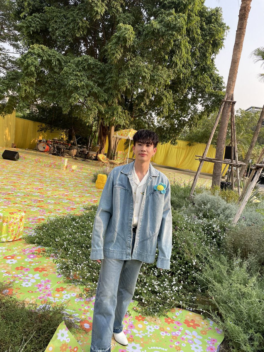 สดใส! เจอหนุ่ม #ออฟจุมพล มาชมแฟชั่นโชว์คอลเล็กชั่นใหม่ Landmeé SS23 “I GOT YOU BABE” มาในเดนิมลุคสุดเท่ สดใสแข่งกับแสงแดดเดือนเมษาเว่อร์!🌤️💚

#LandmeeSS23 
#LandmeeIGotYouBabe
#tumcial 
#MintReports