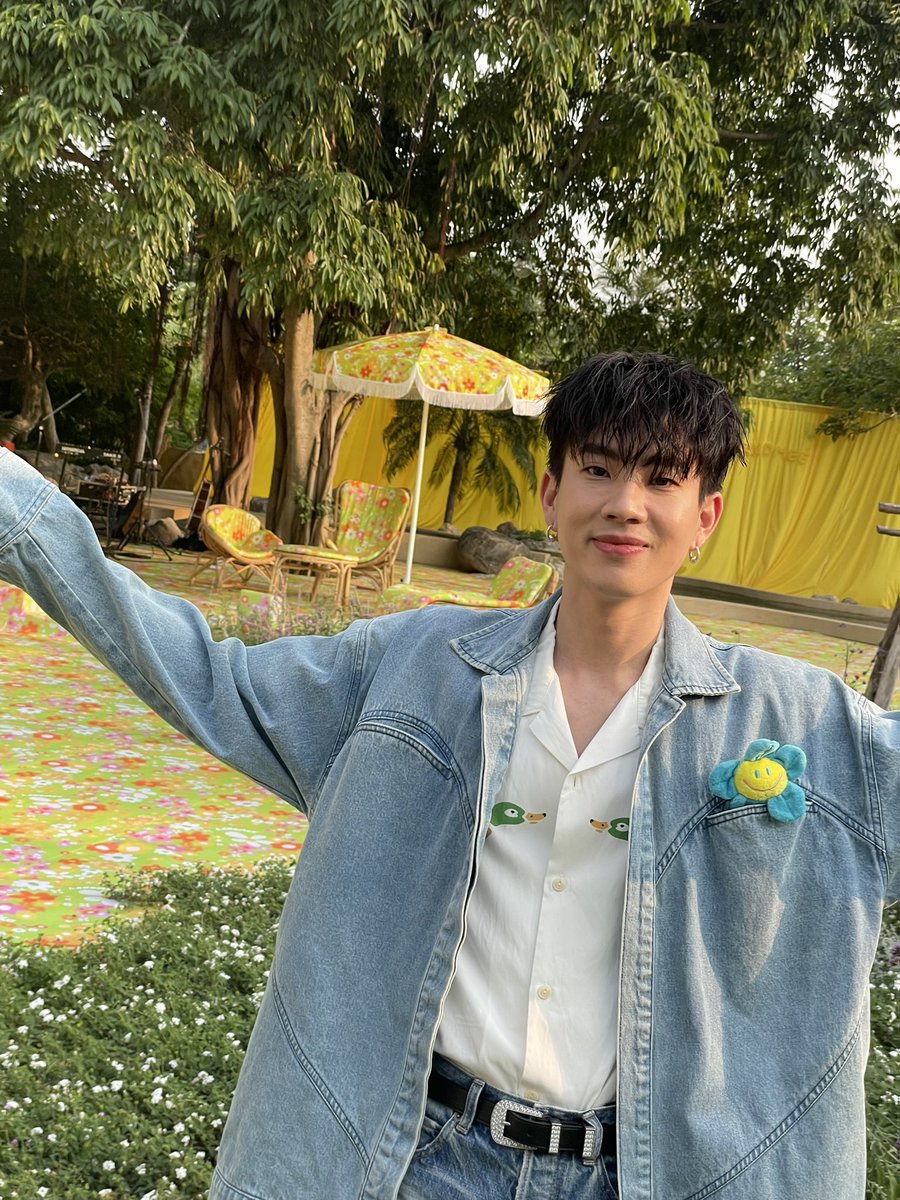 mintmag_th's tweet photo. สดใส! เจอหนุ่ม #ออฟจุมพล มาชมแฟชั่นโชว์คอลเล็กชั่นใหม่ Landmeé SS23 “I GOT YOU BABE” มาในเดนิมลุคสุดเท่ สดใสแข่งกับแสงแดดเดือนเมษาเว่อร์!🌤️💚

#LandmeeSS23 
#LandmeeIGotYouBabe
#tumcial 
#MintReports https://t.co/CwJnxhS6KM