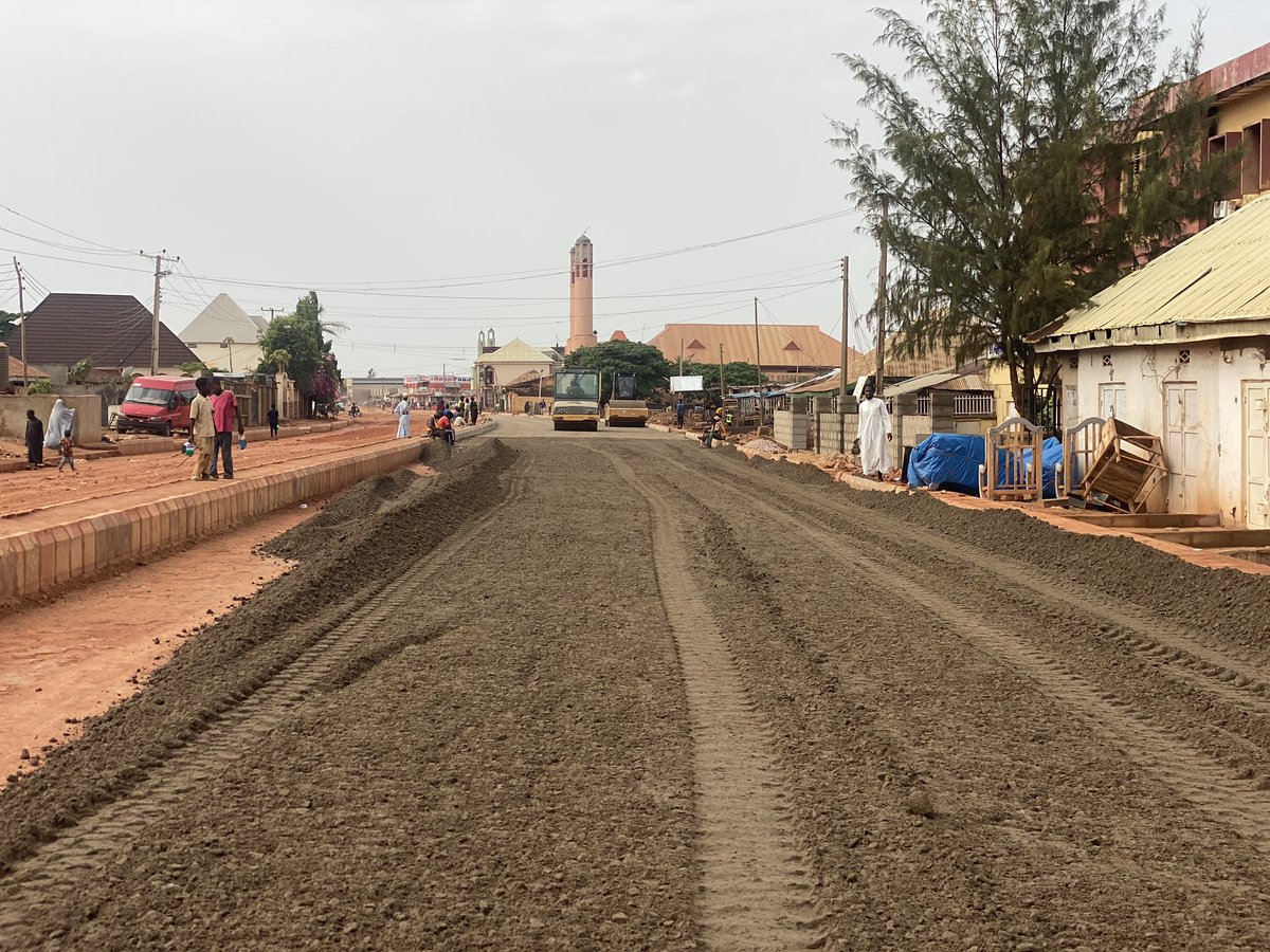 #KadunaUpdate: Dualisation of Ibrahim Taiwo Road From Poly road to Gamagira, Tudun Wada Kaduna by Kaduna Capital Territory Authority @KCTA_KD. Item of work: Laying of stained base #KCTABringingUrbanRenewalToDoorSteps @HafizBayero @elrufai