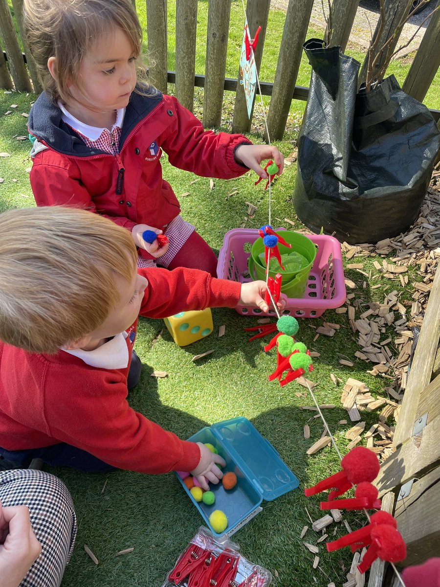 DuchalN's tweet image. Subitising in the sunshine ☀️ using pom poms on a washing line 🔴🟣🔵🟢🟡#subitising #outdoorclassroom #earlyyearsnumeracy