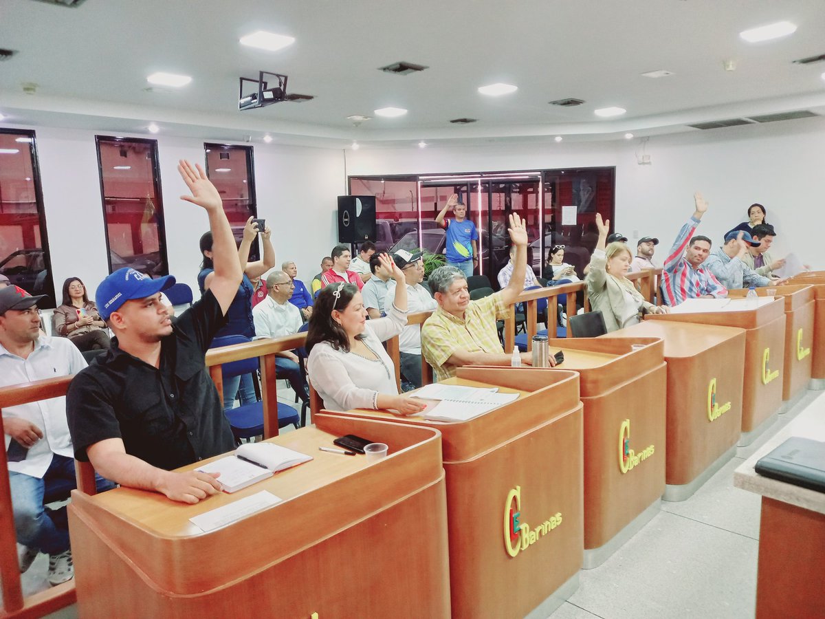 DessireeContre1's tweet photo. Leg. del bloque de la #Patria aprobaron la solicitud de recursos adicionales hecha por el gobernador del Estado #Barinas para la continuidad de la avenida nueva #Toruno, #RevoluciónÉtica @NicolasMaduro https://t.co/xyLlBdnI0c