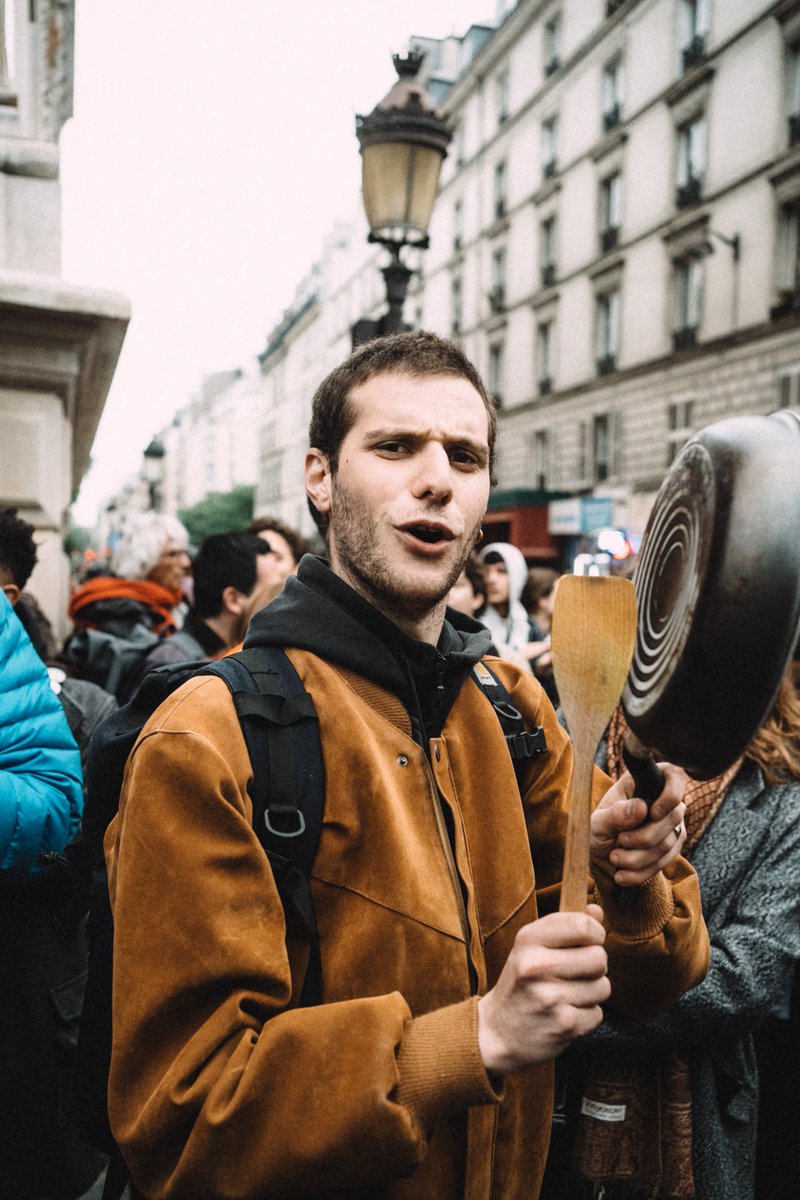 Twitter fait parfois des miracles. A toi, jeune manifestante à qui j'ai prêté ma poêle (cf photo de <a href="/MaximeSirvins/">Maxime Sirvins</a> ) lors de l'allocution de notre chef de l'Etat avant que tu te fasses nasser, je suis partant pour la récupérer !! #IwantMyPoêle