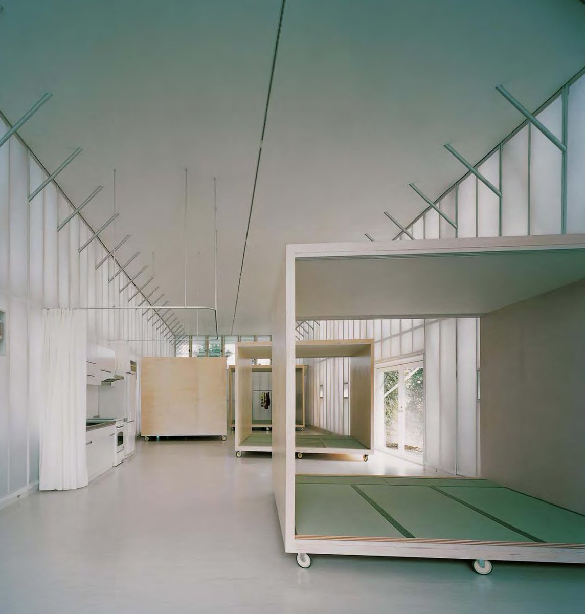 lopedetoledo's tweet photo. Hoy voy a hablaros de un experimento.
Un experimento en forma de casa.

En Japón existe una vivienda que se mueve. No, no es broma: sus habitaciones tienen ruedas para que puedan desplazarse por todo el espacio.

¿Cómo se vive en un lugar así?
Quédate y te lo cuento.

⬇️ HILO. https://t.co/DyMENi7QYa