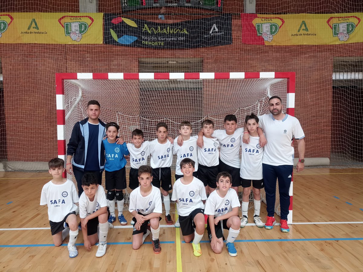 RFAF's tweet photo. 🥰 TENEMOS CAMPEONES‼️#LigaLED #futsal 

🏆Campeones: @SAFAUbeda 
@aytoubeda 
🥈Subcampeones: #ColegioLaAsunción
@malaga 

✅La final acabó 9-2 para los ubetenses 
✅El presidente #RFAF #PabloLozano presenció esta gran final

@DeporteAND #AndalucíaElLugarDelDeporte https://t.co/Ca6akcKZu2