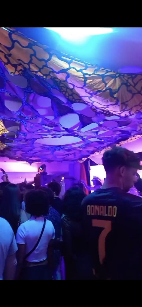 a minha amiga quer o insta de um rapaz que viu em Islantilla e ainda não se calou com isso será que podem dar uma ajudinha?