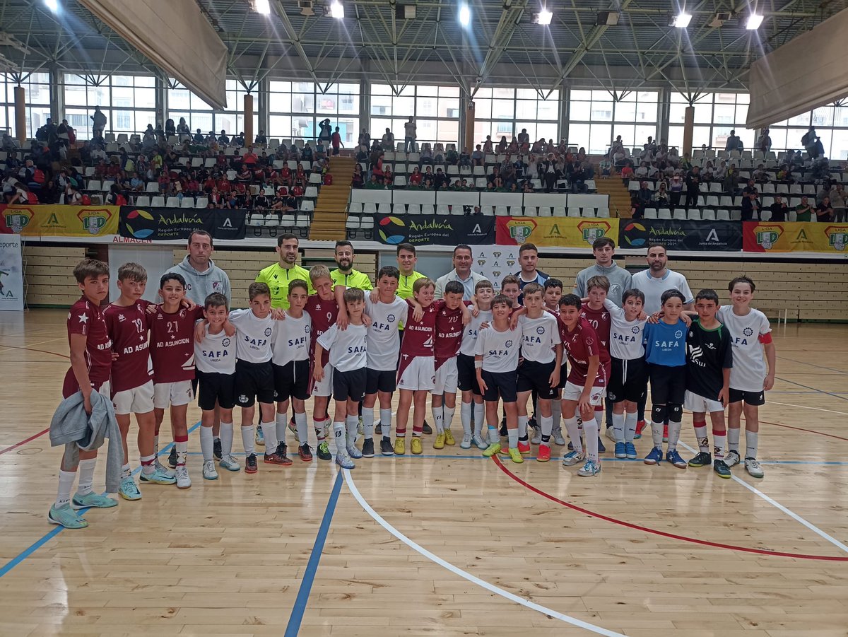 RFAF's tweet photo. 🥰 TENEMOS CAMPEONES‼️#LigaLED #futsal 

🏆Campeones: @SAFAUbeda 
@aytoubeda 
🥈Subcampeones: #ColegioLaAsunción
@malaga 

✅La final acabó 9-2 para los ubetenses 
✅El presidente #RFAF #PabloLozano presenció esta gran final

@DeporteAND #AndalucíaElLugarDelDeporte https://t.co/Ca6akcKZu2
