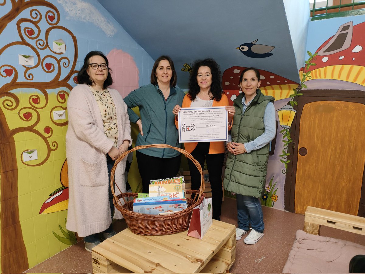 CEIP_MIGUEL_HER's tweet photo. 🫂Hoy hemos hecho entrega de la recaudación de nuestro bocadillo solidario a la 𝗔𝘀𝗼𝗰𝗶𝗮𝗰𝗶ó𝗻 𝗱𝗲 𝗙𝗮𝗺𝗶𝗹𝗶𝗮𝗿𝗲𝘀 𝗱𝗲 𝗔𝗹𝘇𝗵𝗲𝗶𝗺𝗲𝗿 𝗱𝗲 𝗟𝗮𝗴𝘂𝗻𝗮 𝗱𝗲 𝗗𝘂𝗲𝗿𝗼. ¡Un placer poder colaborar con vosotros!😃 #Afala #LagunaDeDuero https://t.co/aYKPRVz82l