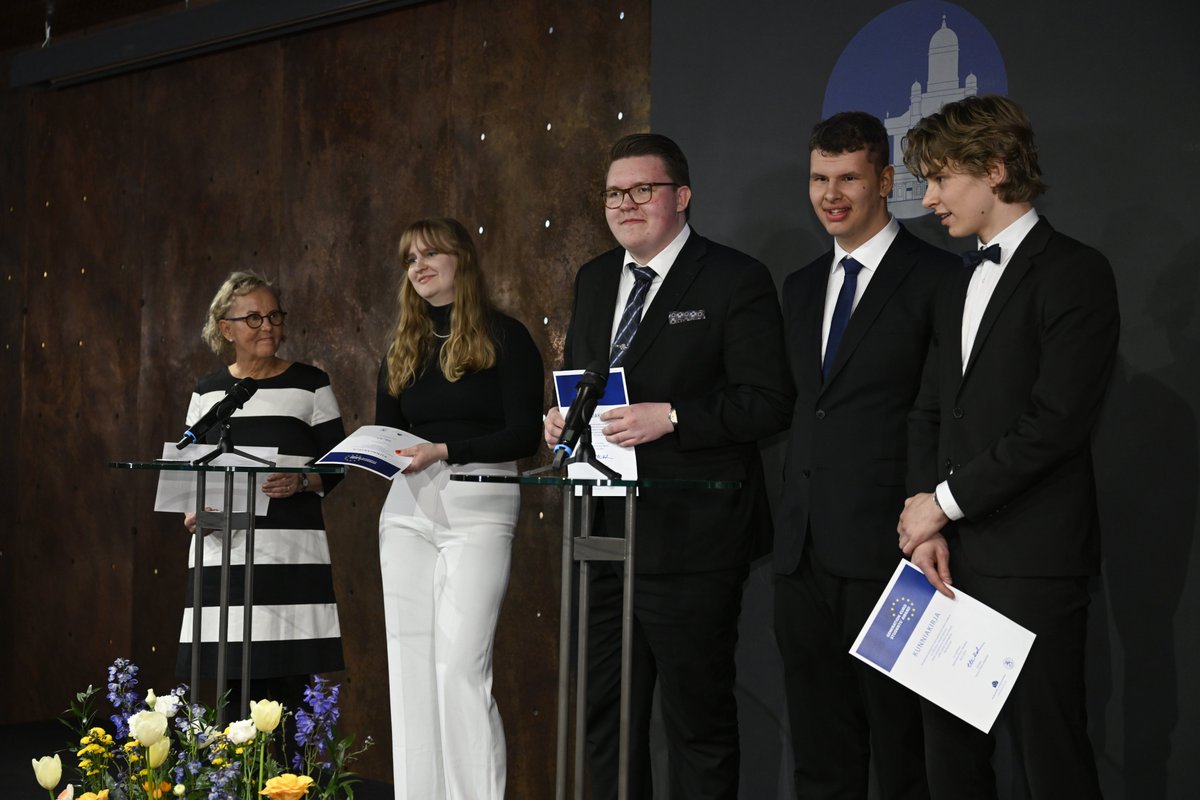 SuomenPankki's tweet photo. Tampereen yliopiston normaalikoulun lukion joukkue voitti Generation €uro -rahapolitiikkakilpailun

🔗https://t.co/gIF5cdhiVE

Onnittelut voittajille!

#GenerationEuro #Talousosaaminen https://t.co/eABLUM3lKi