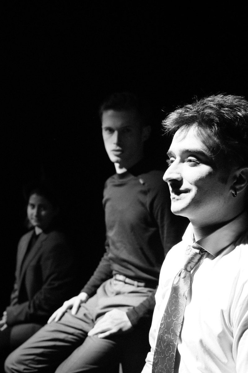 Tek perde güldürü veya ağlatı, bir absürt performans. 

3 ya da Çık, 7 Mayıs Pazar 18.00’da <a href="/eylulsahnesi/">Eylül Sahnesi</a> nde. Biletler; 

<a href="/biletix/">Biletix</a> 
<a href="/biletinial/">Biletinial</a> 
<a href="/passo_com_tr/">Passo</a> 
ve sahne gişesinde. 

Gişe İletişim: 02163306282