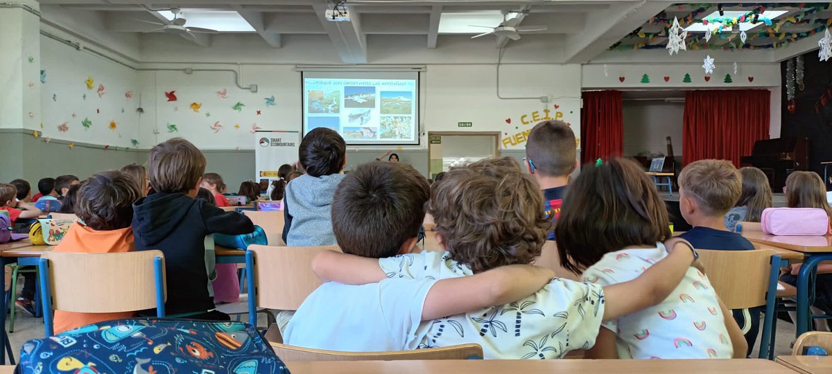 smart_mountains's tweet photo. 👦 👧 Ayer, los alumnos del CEIP Fuentenueva disfrutaron de la charla de nuestra investigadora Katy Rondiel.

🏔️  Hablaron sobre la importancia de las montañas, la #biodiversidad que albergan, lo peculiar que es Sierra Nevada y de cómo nos enfrentamos al cambio global. https://t.co/GaVI1PkW5U