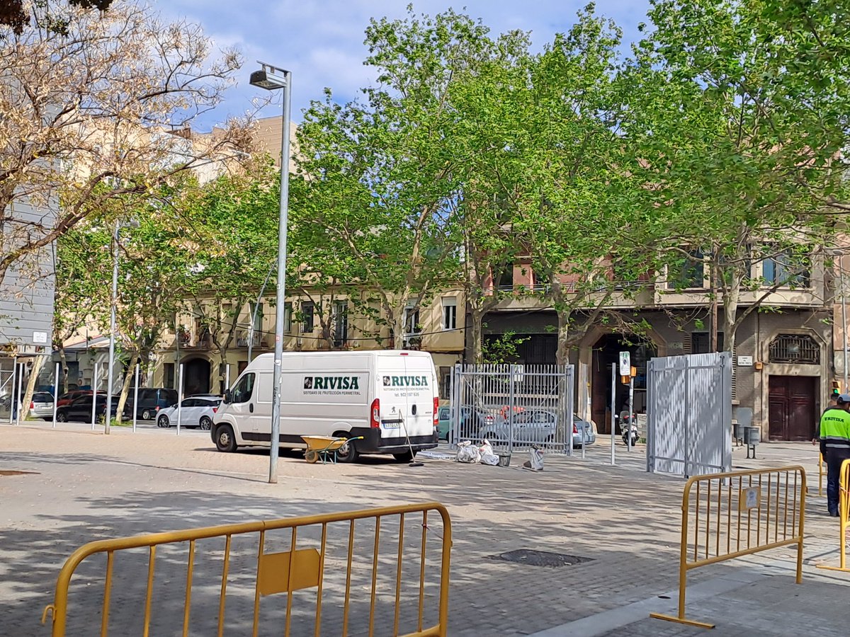 ObservatoriP9's tweet photo. AVALL LA TANCA!🚧 Enreixen una plaça pública a petició d'una comunitat de propietàries #Poblenou

No hi ha gaires places on es pugui trobar i relacionar el veïnat. La tanca farà que els propietaris dels habitatges se la facin seva.

🌳Volem la plaça sense reixa i oberta a tothom! https://t.co/KFlmCkEuuA