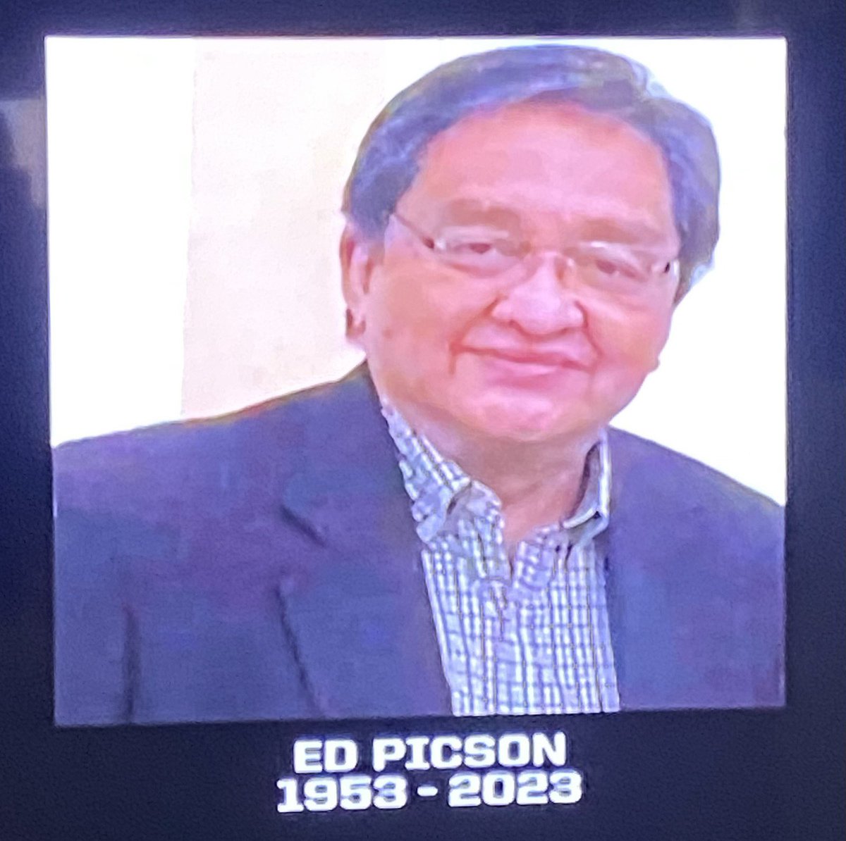 CoachAllanG's tweet photo. Salute. #FinalBuzzer @edcaster #EdPicson Sent from Viber https://t.co/gxtmx1EFiW https://t.co/geHYAlZXes